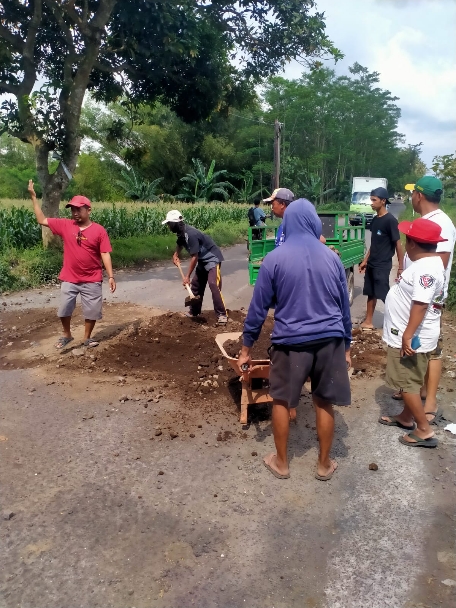 DPC TKN Bondowoso Bersinergi Dengan Masyarakat Memperbaiki Jalan Berlubang di Kalianyar Wonosuko
