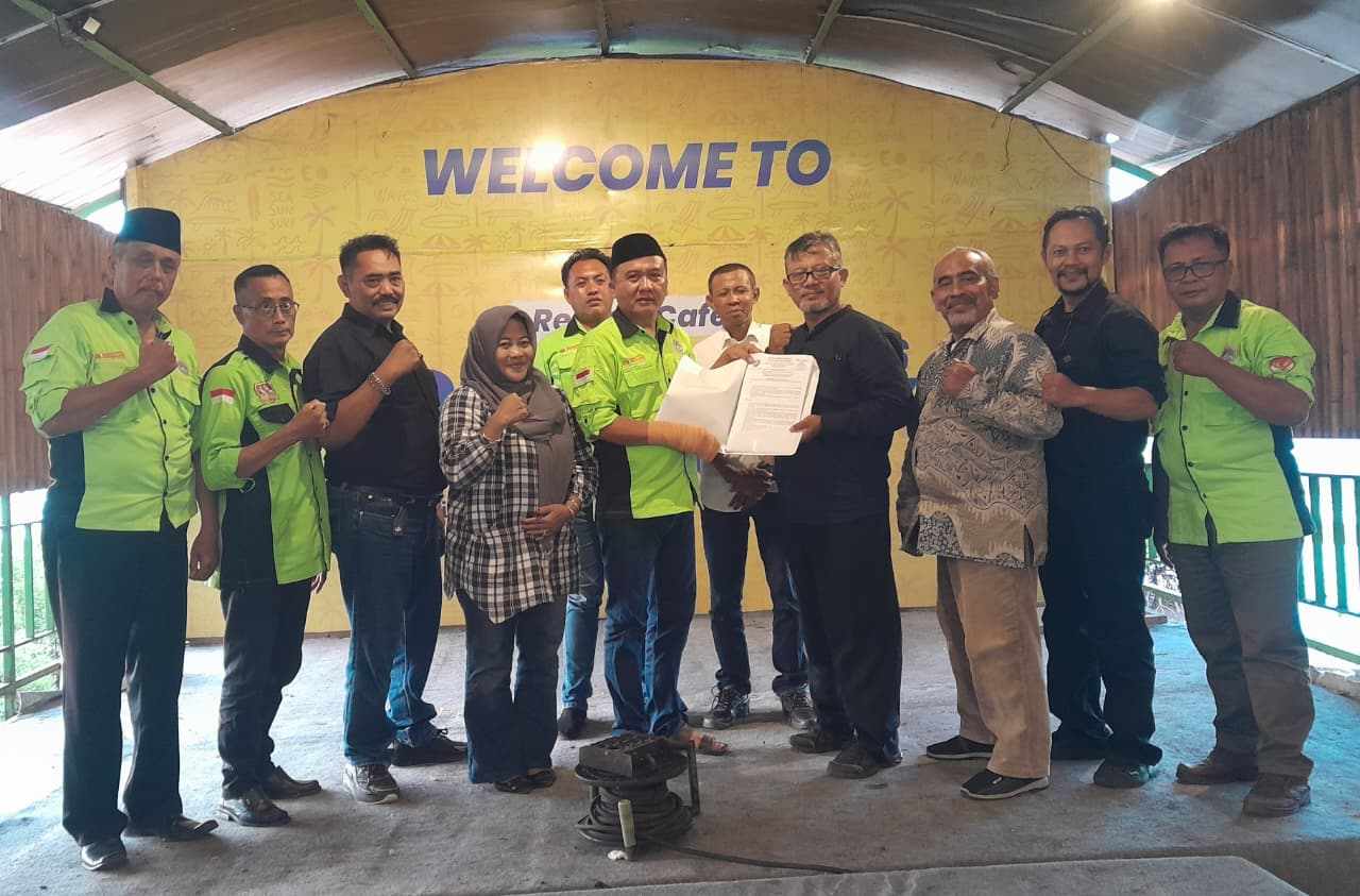 Ketum DPP Ormas Tapal Kuda Nusantara Serahkan SK DPC TKN Kabupaten Banyuwangi